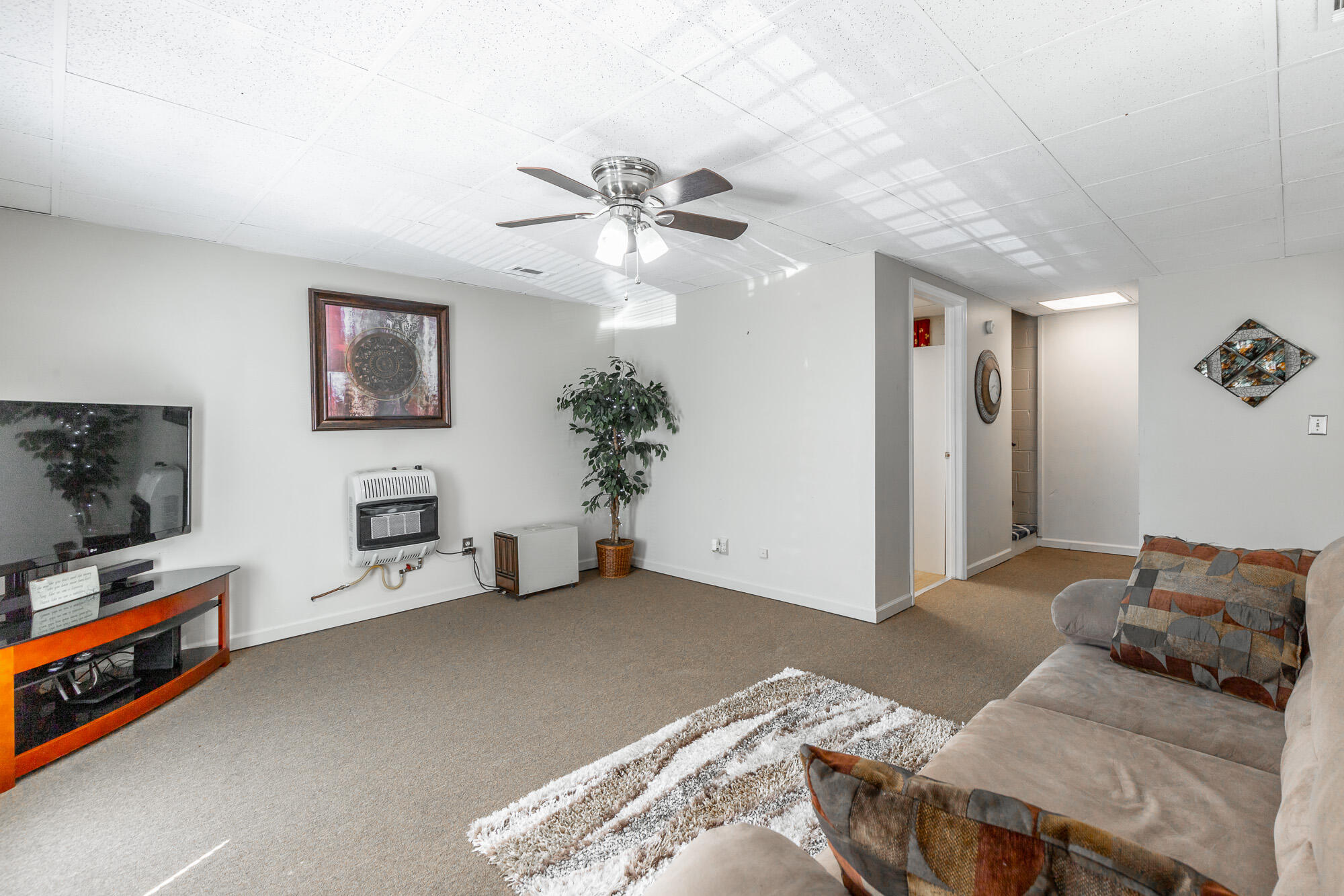 3885 Highway 41 Ringgold, GA 30736 - Photo 10 of 39 Downstairs Living Room