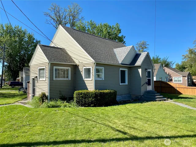 a view of a house with a yard