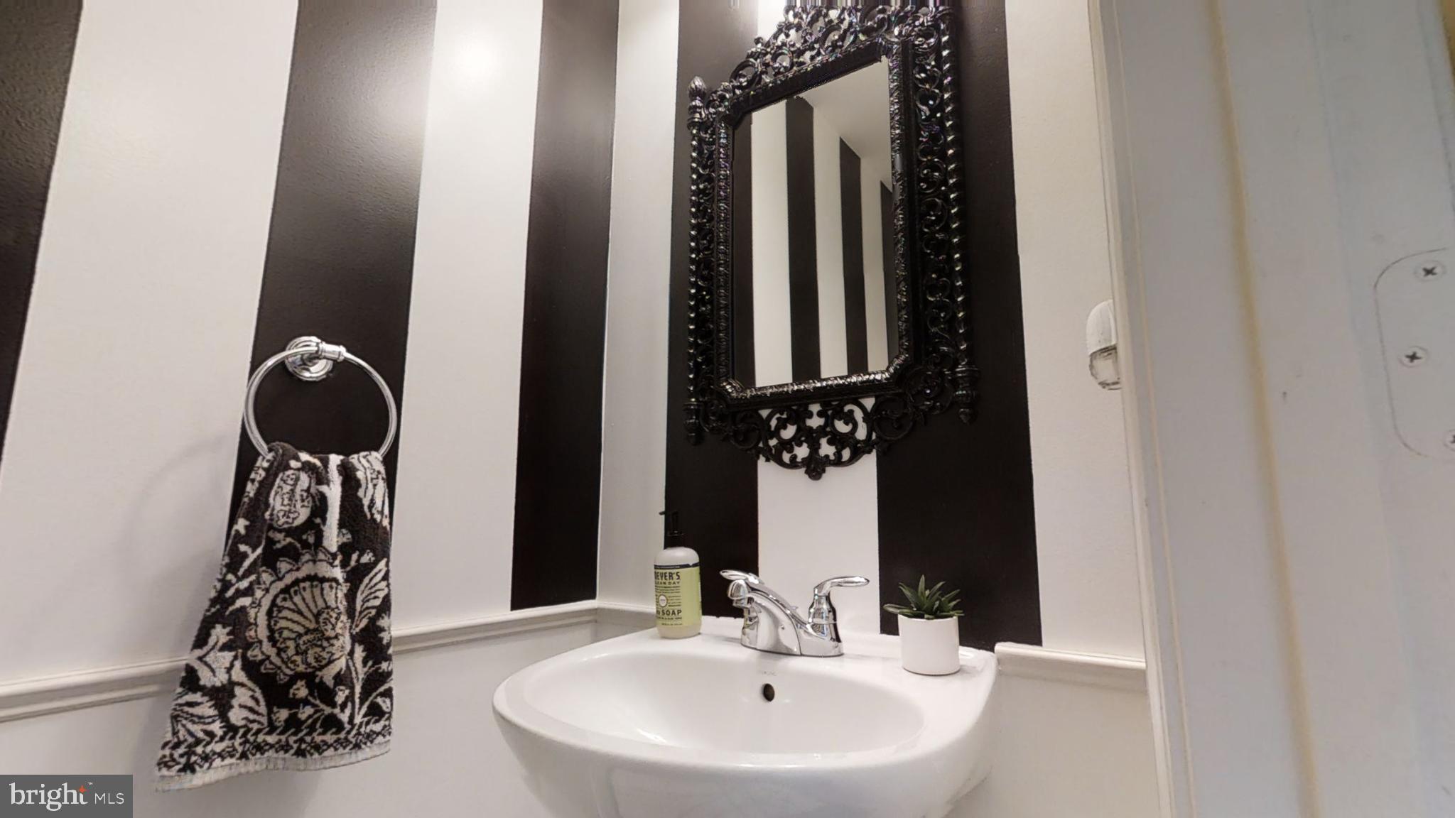 22490 Newcut Road Clarksburg, MD 20871 - Photo 14 of 37 Powder Room