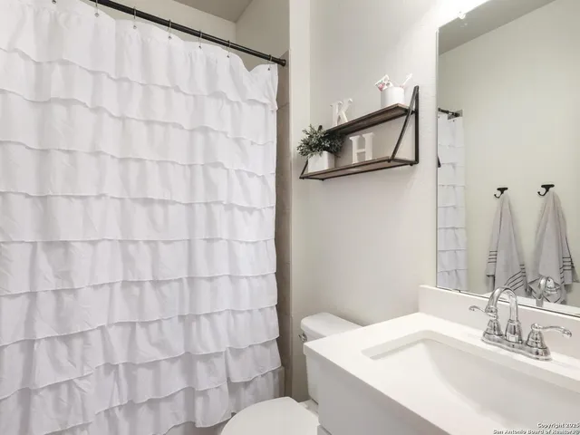 $1,825 | 3930 Legend Woods, New Braunfels, TX 78130