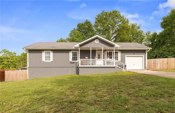 $232,000 | 900 Oak Terrace, Knob Noster, MO 65336