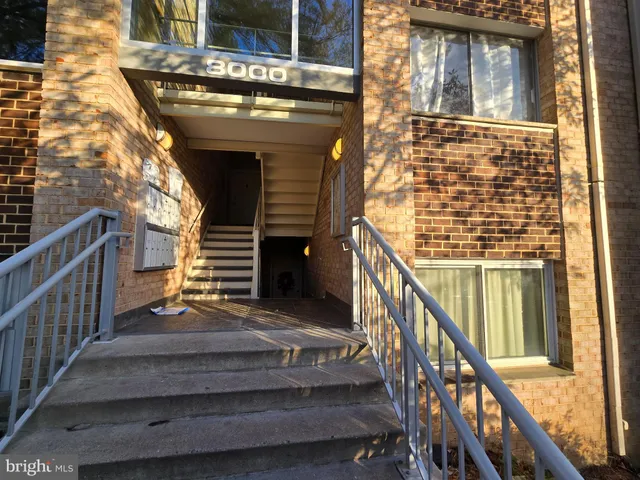 a view of entryway with a front door