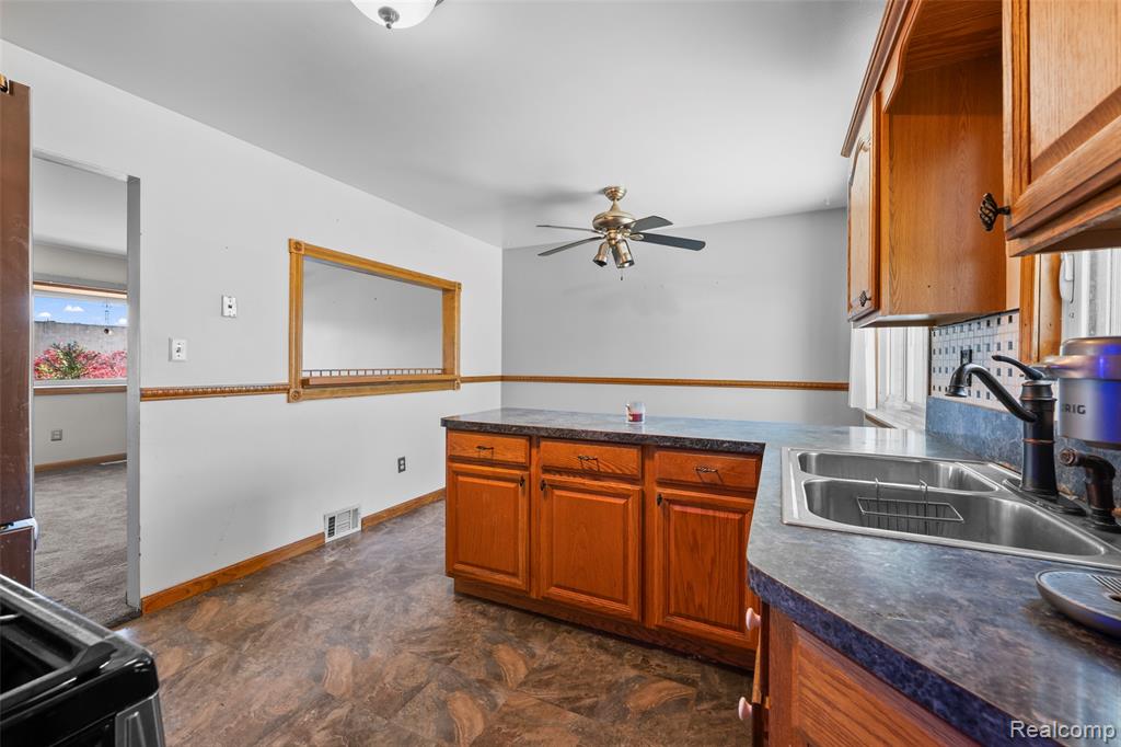 15641 Common Road Roseville, MI 48066 - Photo 18 of 32