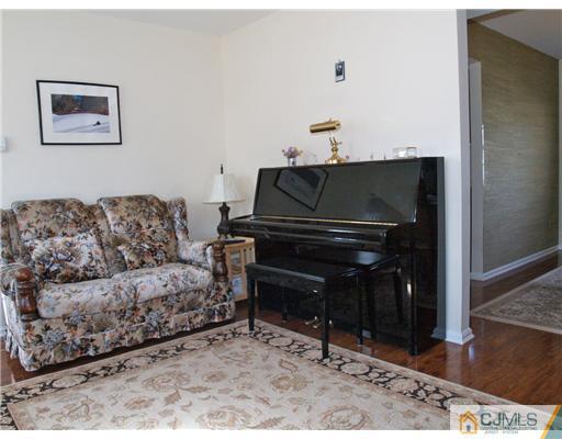 41 Roxy Avenue Edison, NJ 08820 - Photo 14 of 19 Gallery Image 14