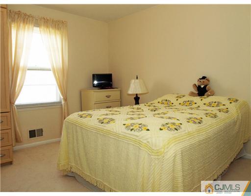 41 Roxy Avenue Edison, NJ 08820 - Photo 8 of 19 Gallery Image 8
