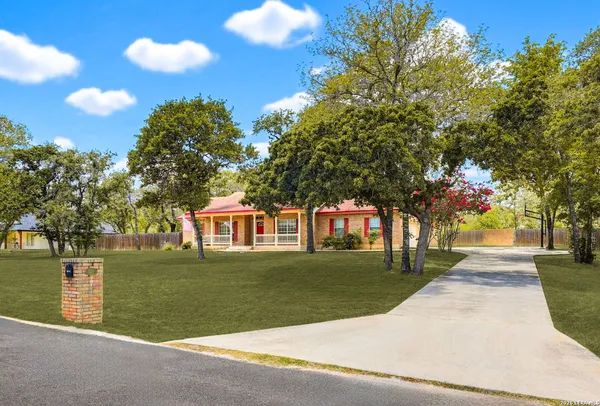 $585,000 | 1220 Country View Drive, La Vernia, TX 78121
