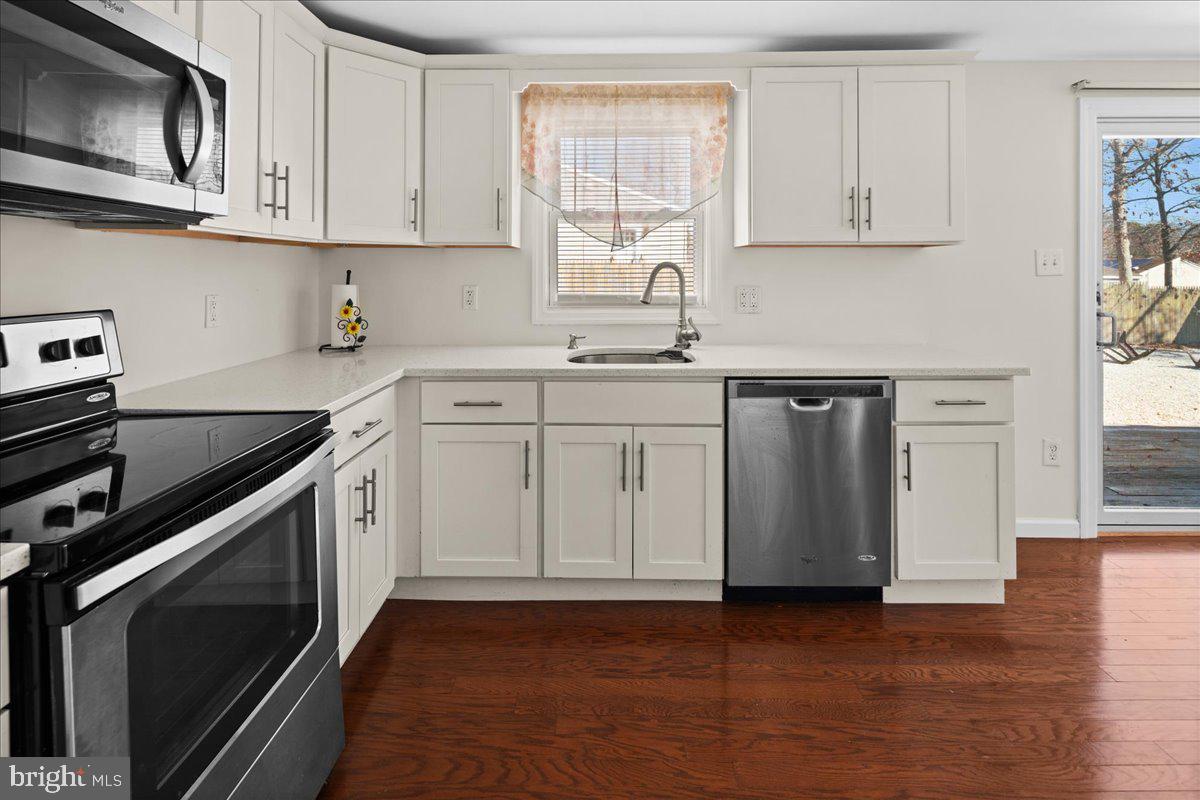 1108 Rudder Avenue Manahawkin, NJ 08050 - Photo 9 of 28 Sile Stone Counters