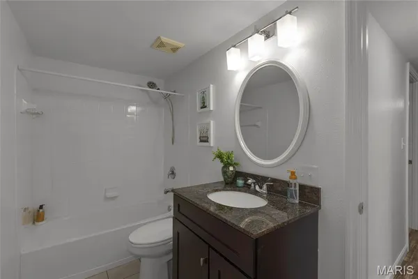 $172,000 | 1943 Greenpoint Drive, Unit 302, Kirkwood, MO 63122