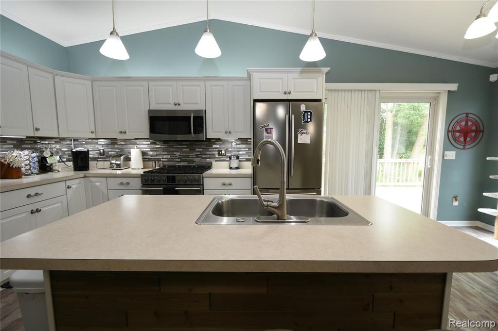 4382 Dublin Road Burton, MI 48529 - Photo 9 of 32