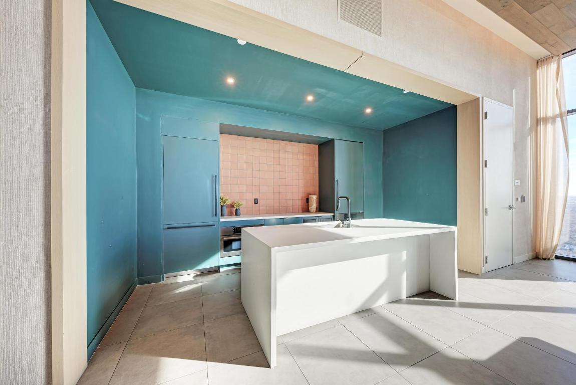 48 East Avenue, Unit 2802 Austin, TX 78701 - Photo 36 of 38 a spacious bathroom with a sink a mirror and a bathtub