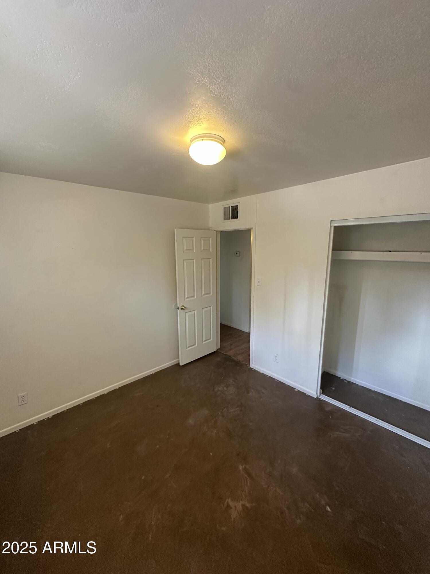 828 West 2nd Street, Unit C Tempe, AZ 85281 - Photo 13 of 15 an empty room with a empty space and a window
