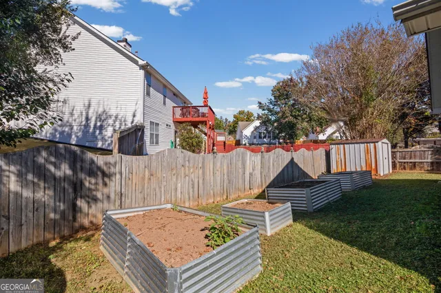a view of a back yard of the house