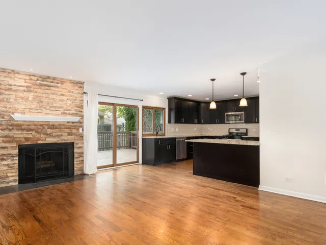 $529,000 | 134 South Whispering Hills Drive, Naperville, IL 60540