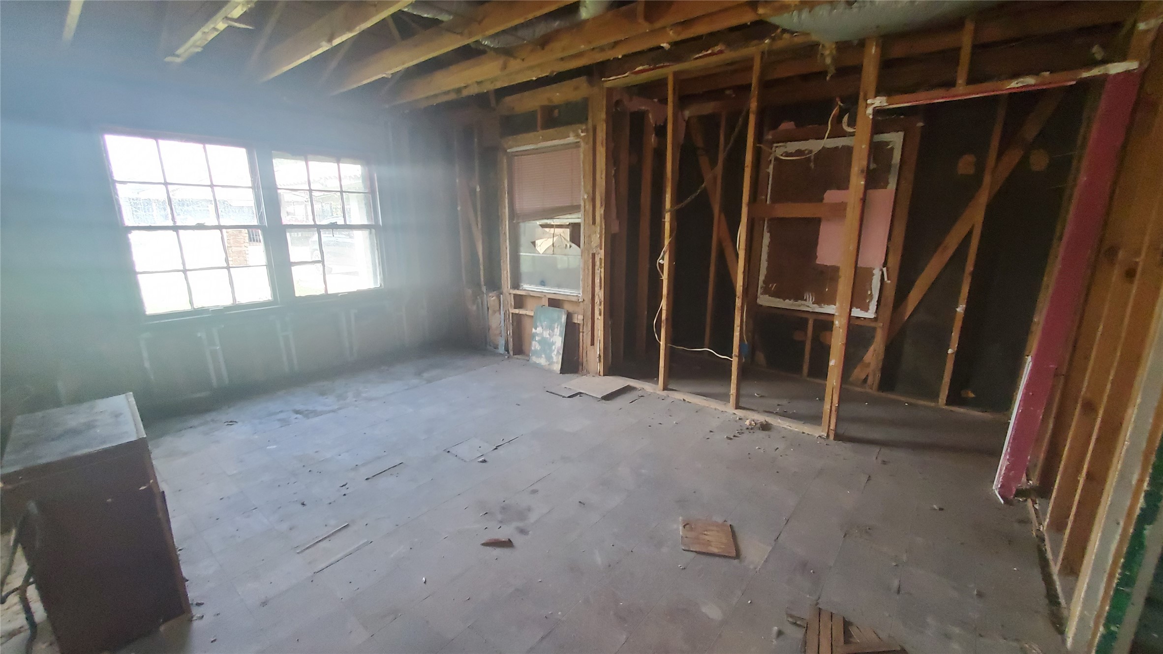 4821 Burma Road Houston, TX 77033 - Photo 20 of 23 an empty room with windows