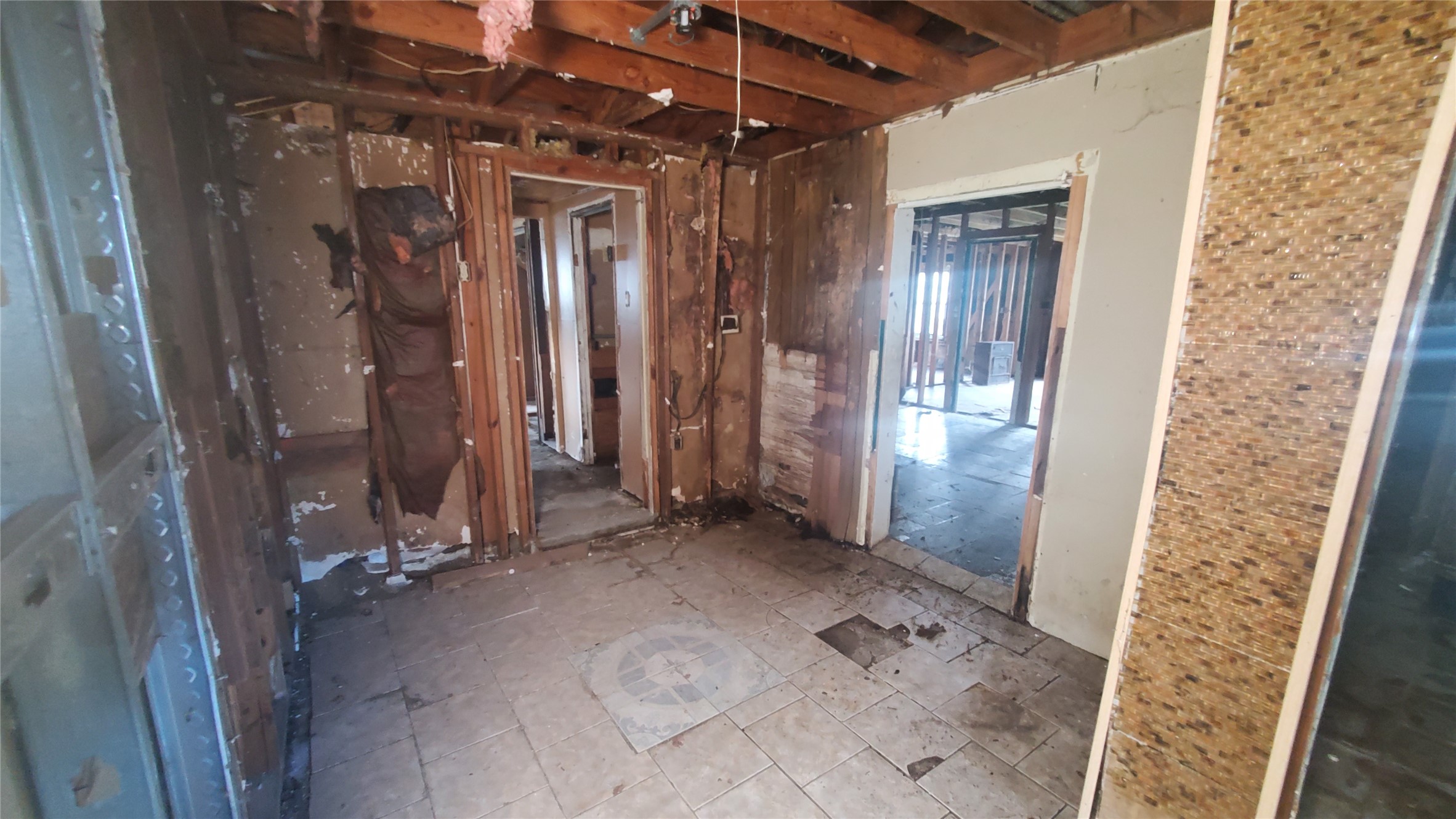 4821 Burma Road Houston, TX 77033 - Photo 9 of 23 a view of a bathroom