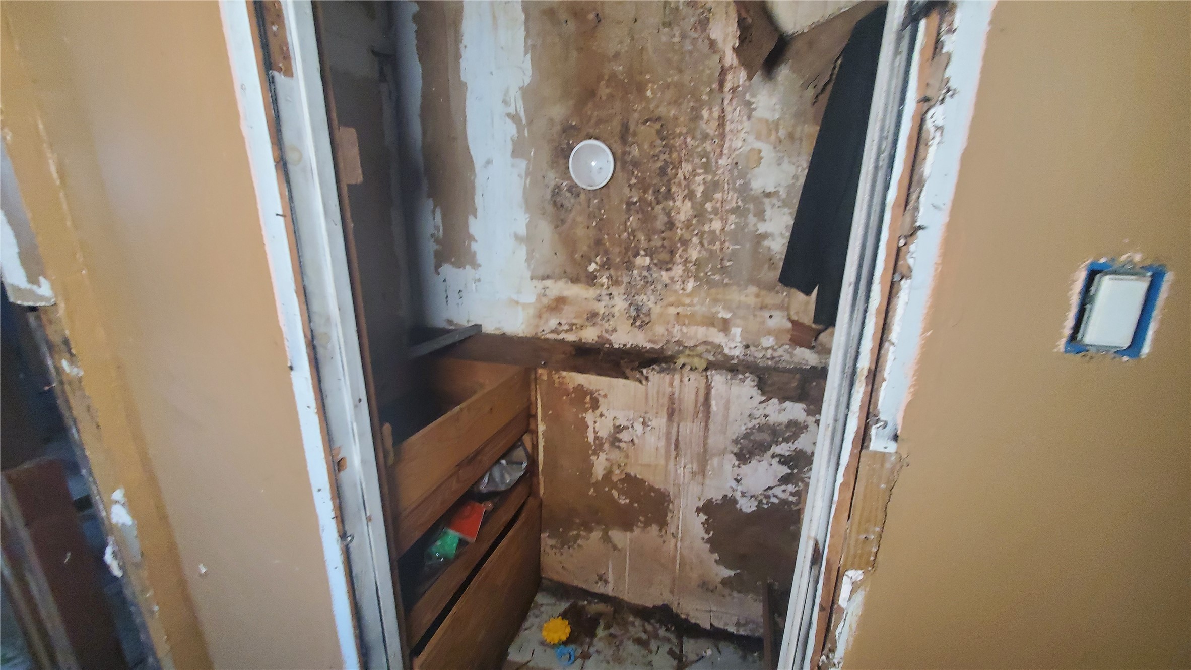 4821 Burma Road Houston, TX 77033 - Photo 10 of 23 a bathroom with a mirror