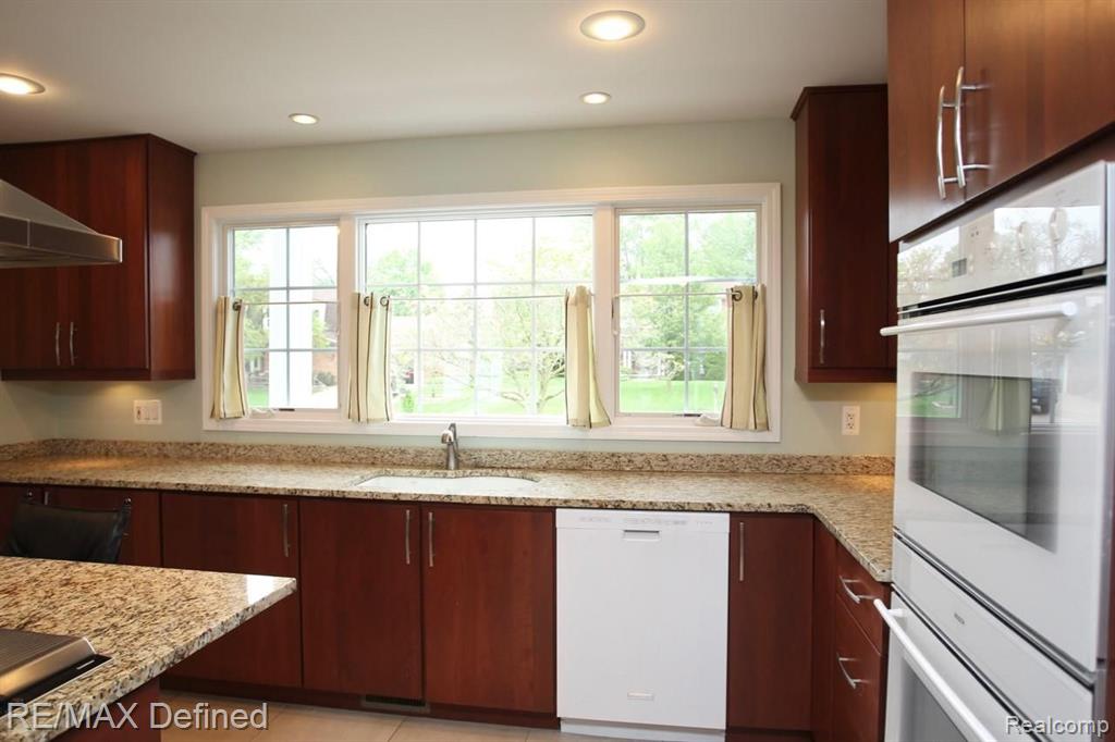 943 Downhill Lane Rochester Hills, MI 48307 - Photo 6 of 43