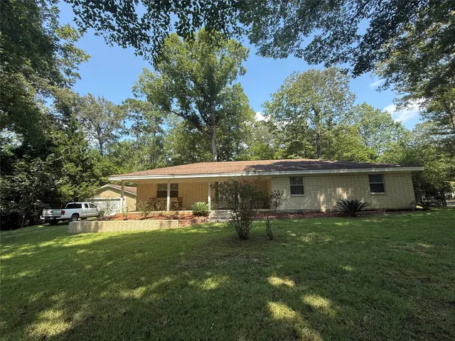 a view of a house with backyard and sitting area