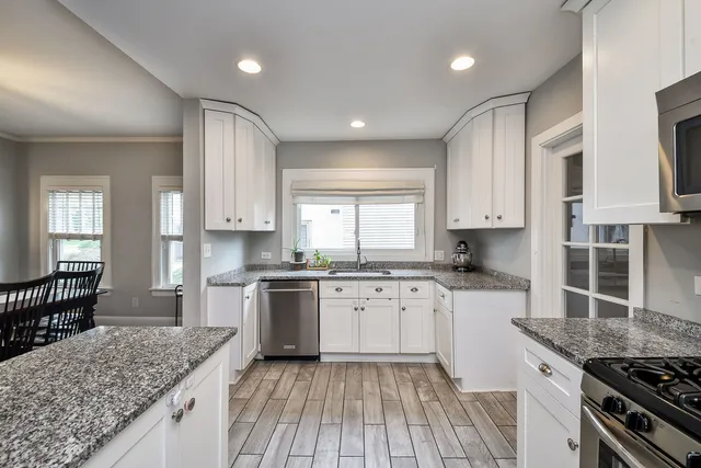 $639,000 | 522 South West Street, Wheaton, IL 60187