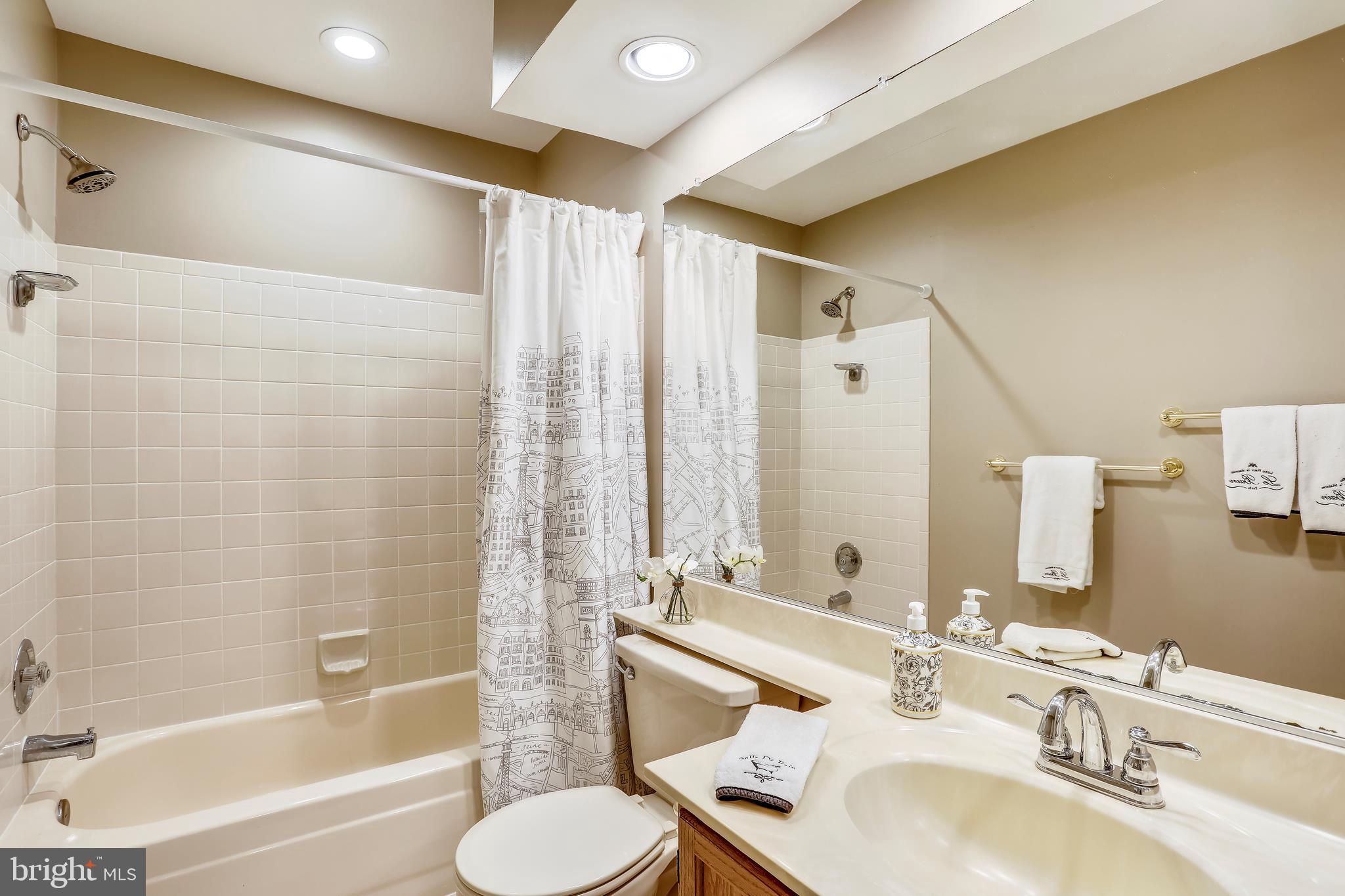 13924 Riding Loop Drive North Potomac, MD 20878 - Photo 32 of 45 Upper hall Full Bathroom