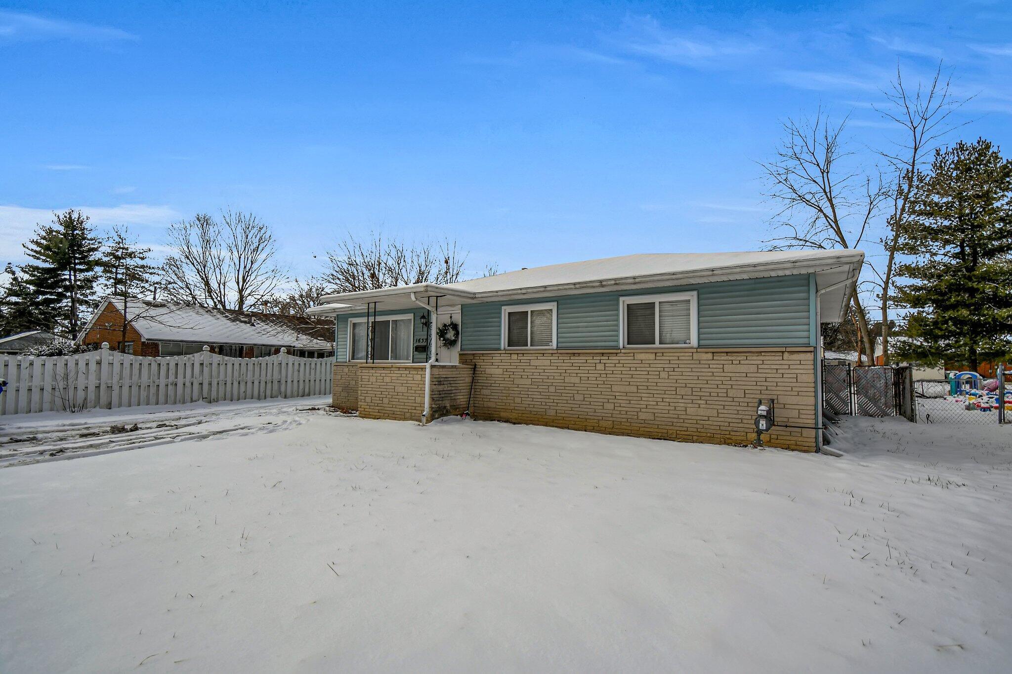 1637 Courtright Road Columbus, OH 43227 - Photo 3 of 33 3-web-or-mls-1637-courtright-rd