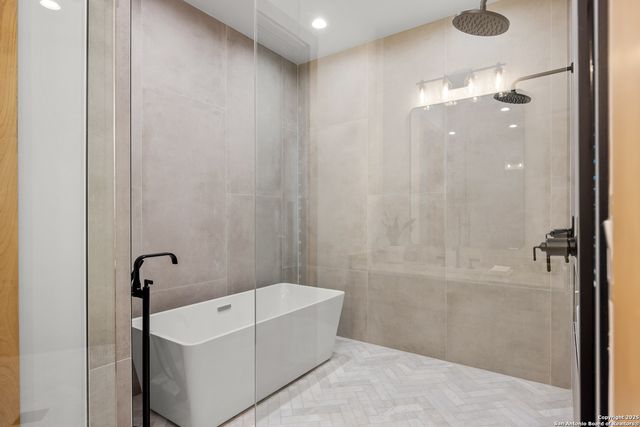 a view of entryway with livingroom