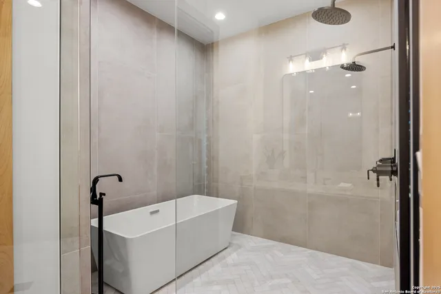 a view of entryway with livingroom