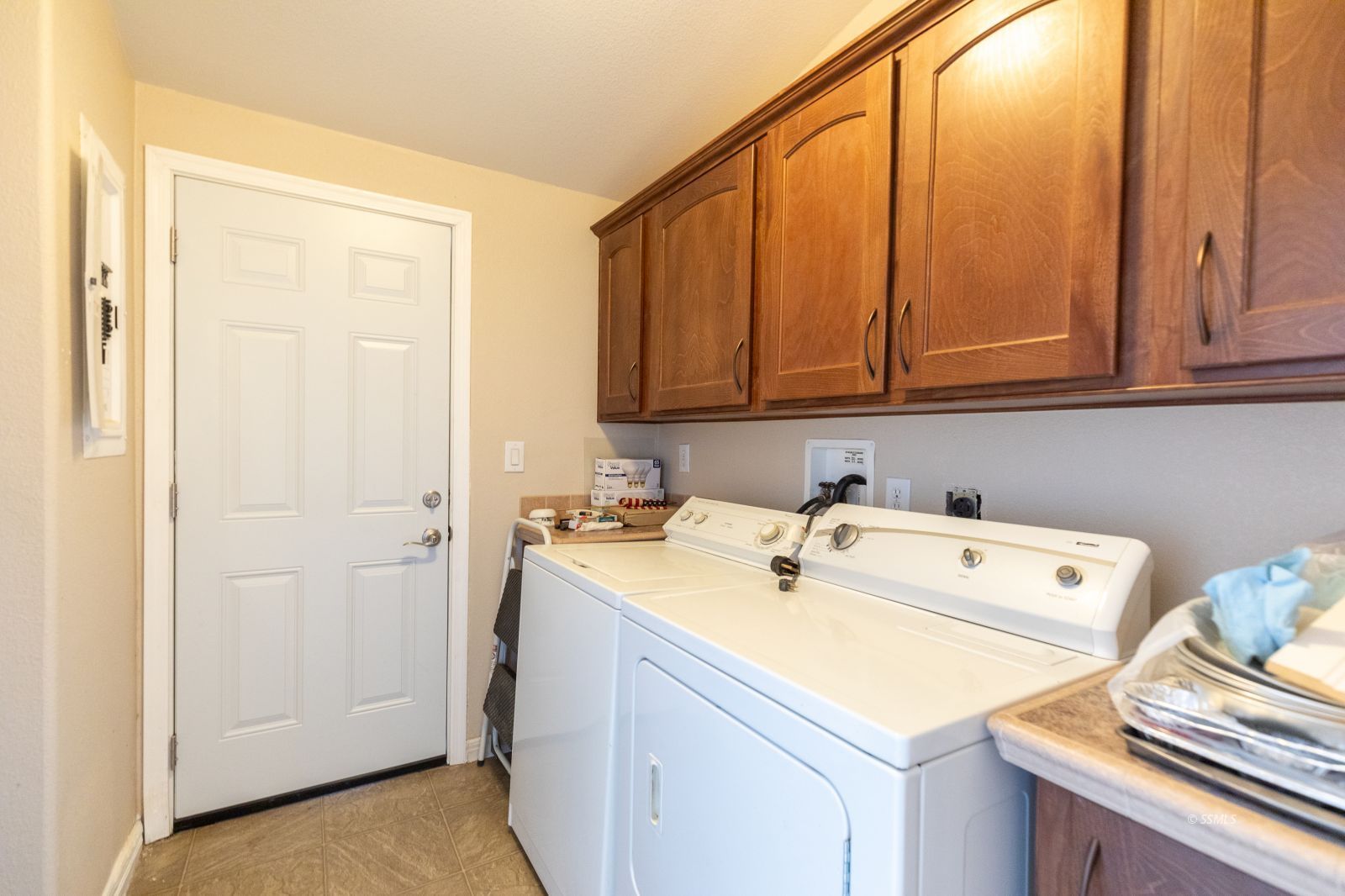 957 East Springer Avenue Ridgecrest, CA 93555 - Photo 12 of 31 a utility room with dryer and washer