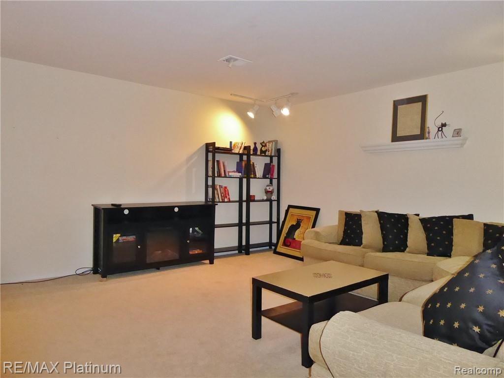 7239 Westchester Road West Bloomfield, MI 48322 - Photo 17 of 20 Family Room