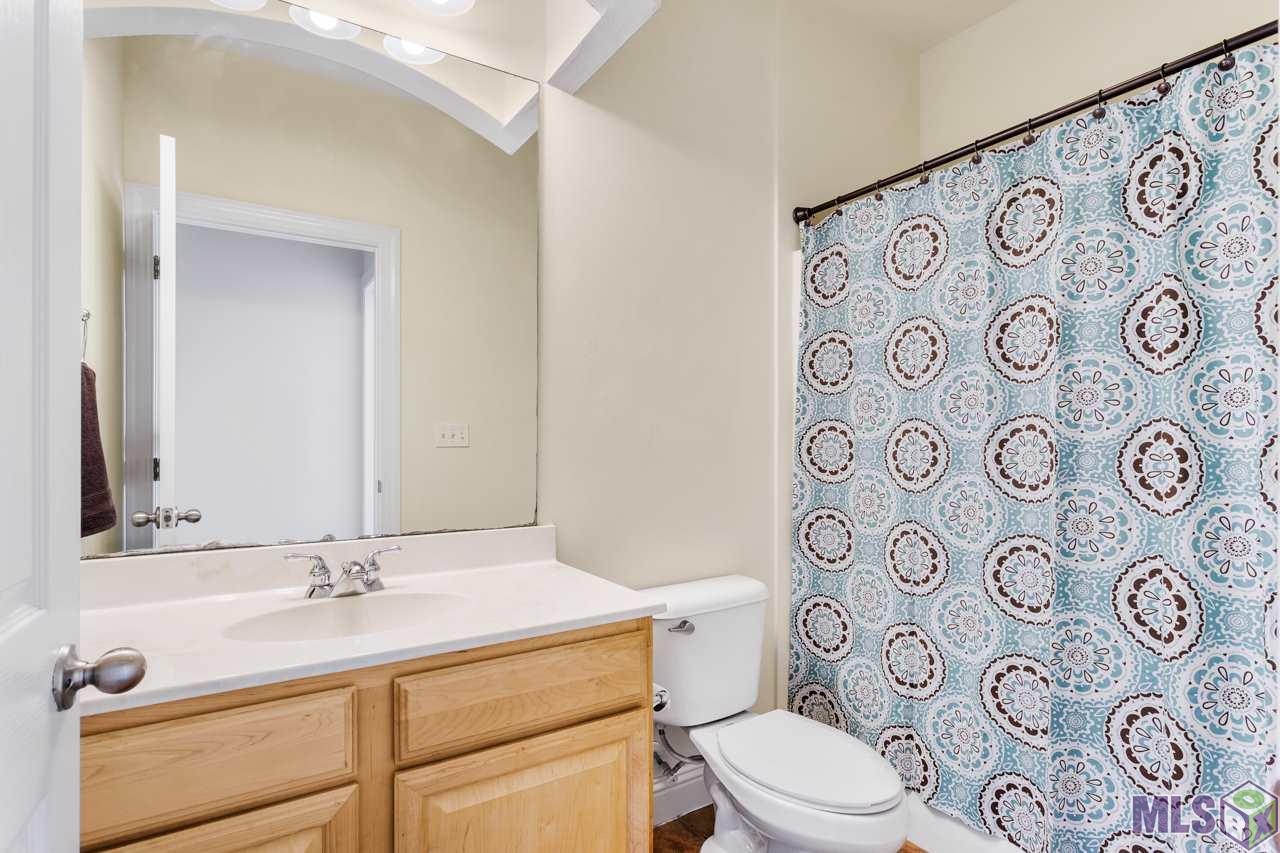 809 Summer Breeze Drive, Unit 1202 Baton Rouge, LA 70810 - Photo 13 of 22 Second Full Bathroom