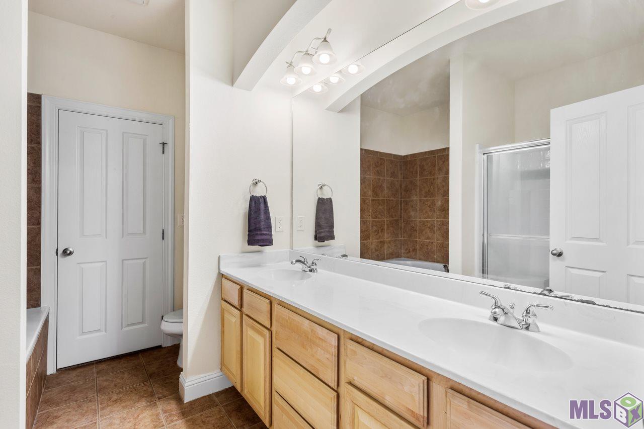 809 Summer Breeze Drive, Unit 1202 Baton Rouge, LA 70810 - Photo 9 of 22 Master Bathroom