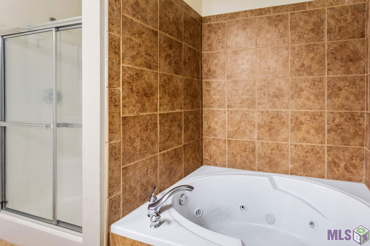809 Summer Breeze Drive, Unit 1202 Baton Rouge, LA 70810 - Photo 10 of 22 Master Bathroom
