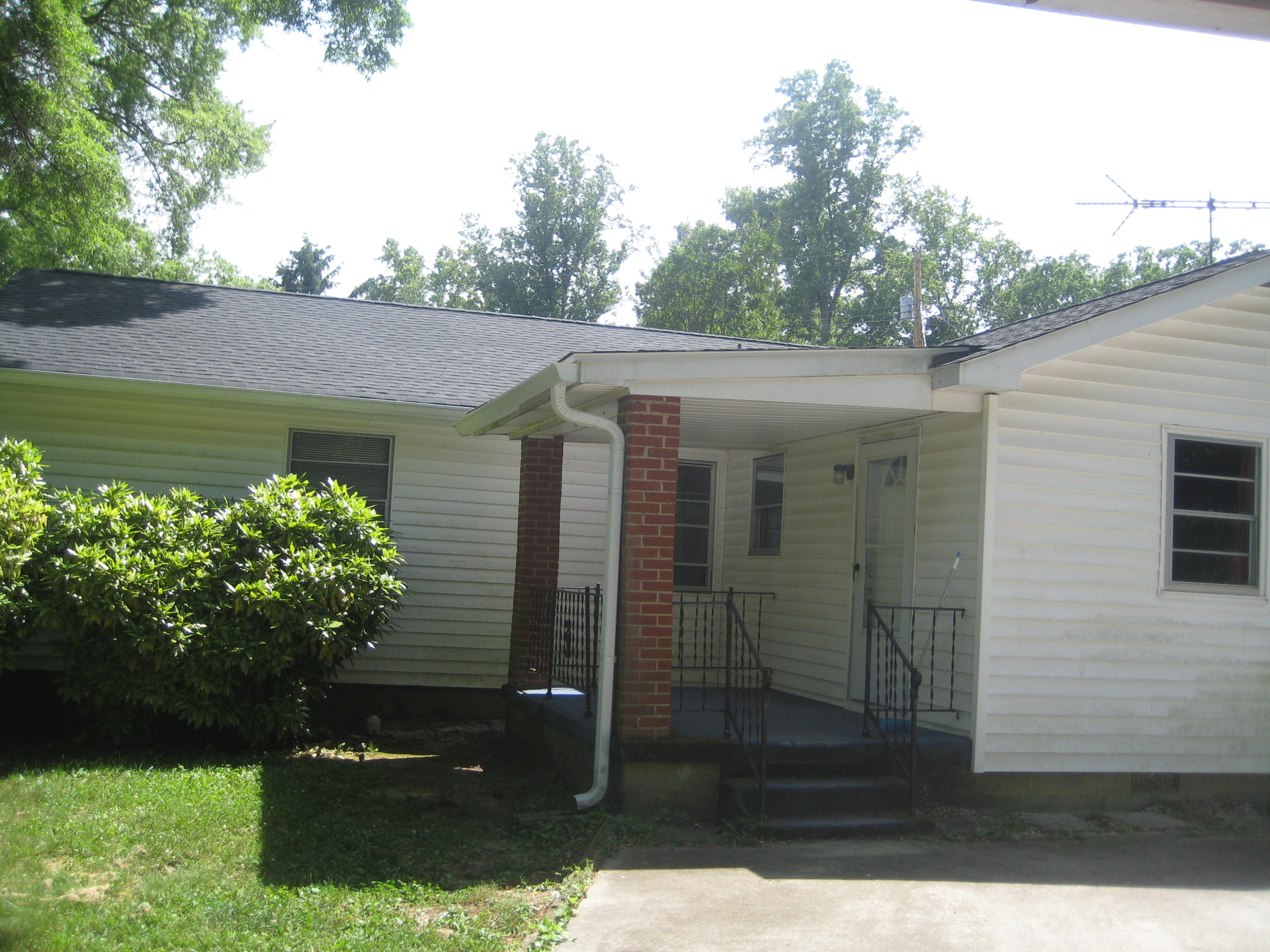 239 Alhambra Road Oak Ridge, TN 37830 - Photo 4 of 14 239 Alhambra Road 072