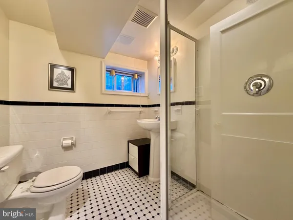 $3,900 | 6931 26th Street North, Arlington, VA 22213