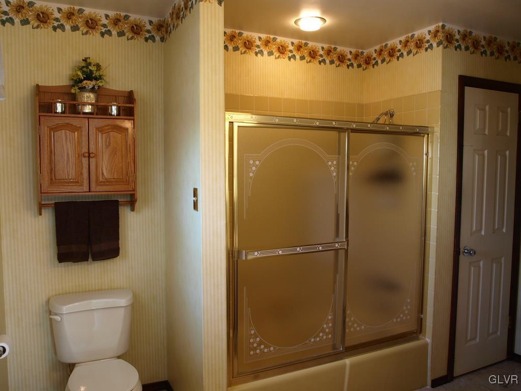 214 Elm Road Allentown, PA 18104 - Photo 15 of 37 Main Bath