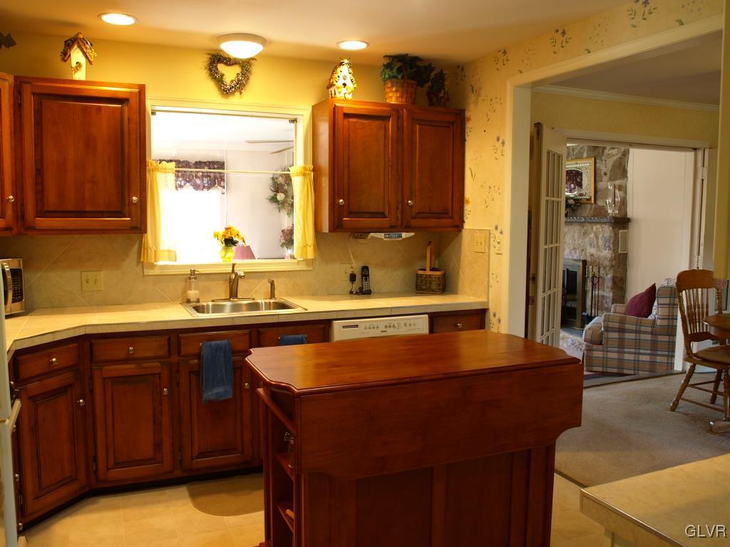 214 Elm Road Allentown, PA 18104 - Photo 6 of 37 Kitchen
