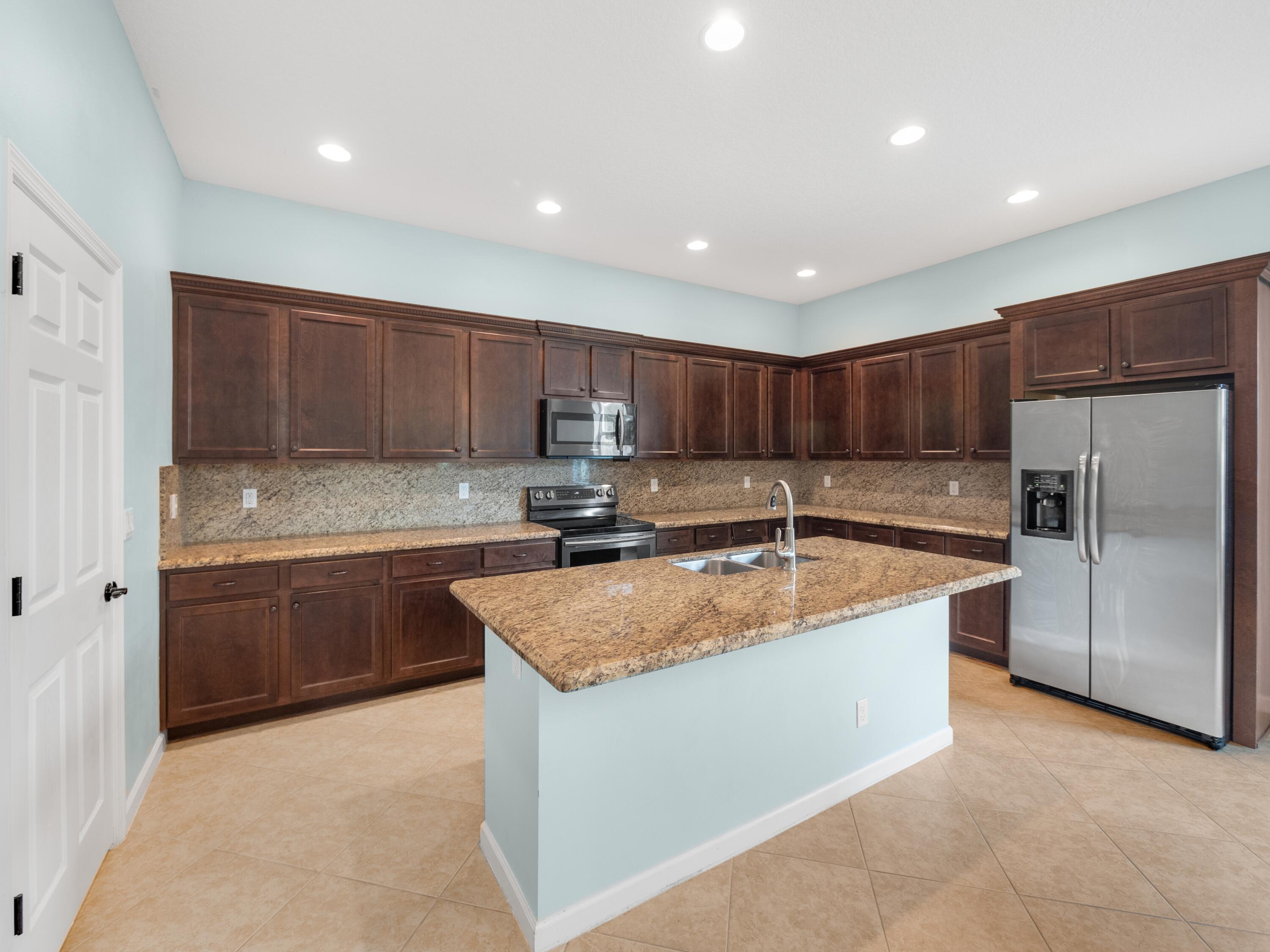 11423 Southwest Fieldstone Way Port St. Lucie, FL 34987 - Photo 8 of 31 kitchen