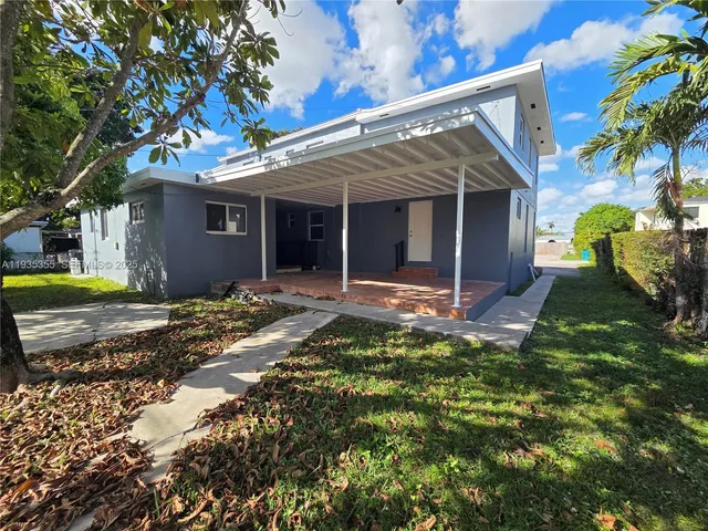 a view of a house with backyard