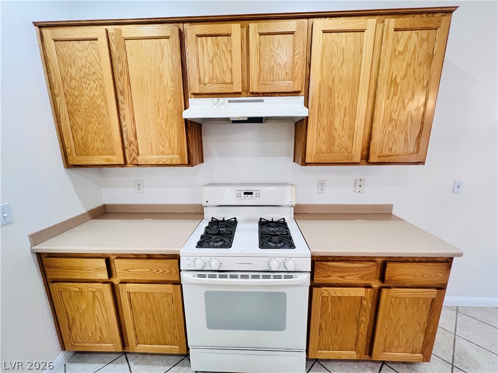 3047 Hickory Valley Road Henderson, NV 89052 - Photo 9 of 33 Functional kitchen with ample cabinetry and a free-standing range, ready for culinary endeavors.