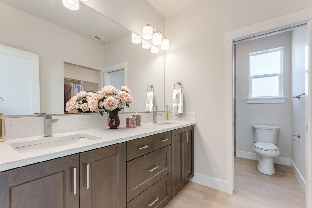 60936 Southeast Apollo Place Bend, OR 97702 - Photo 7 of 13 Laurel Primary bath