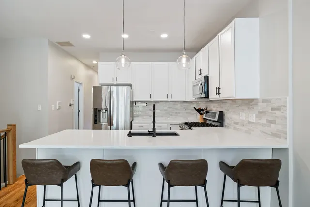 $675,000 | 2106 West Erie Street, Unit 1E, Chicago, IL 60612