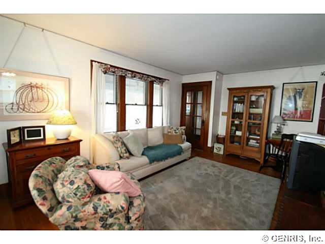 27 Winston Place Rochester, NY 14607 - Photo 4 of 13 Living Room