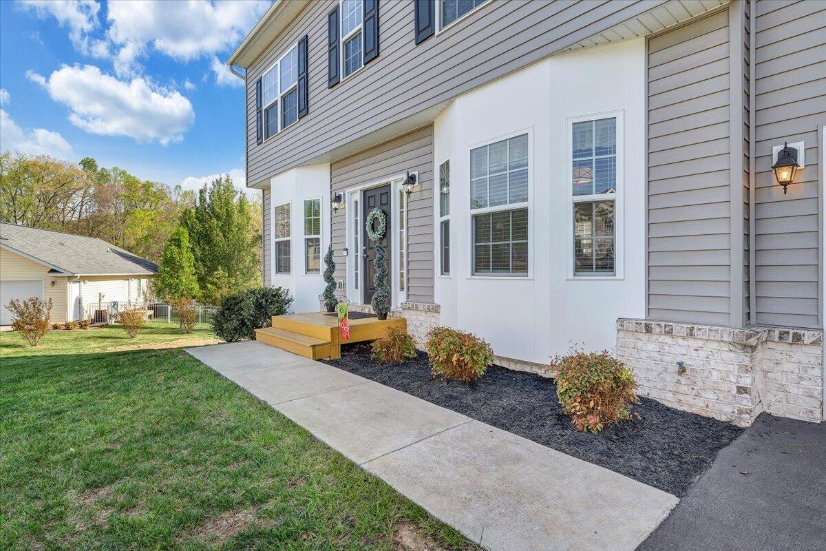 424 Cambridge Ct Road Vinton, VA 24179 - Photo 2 of 46 02-MIB08461