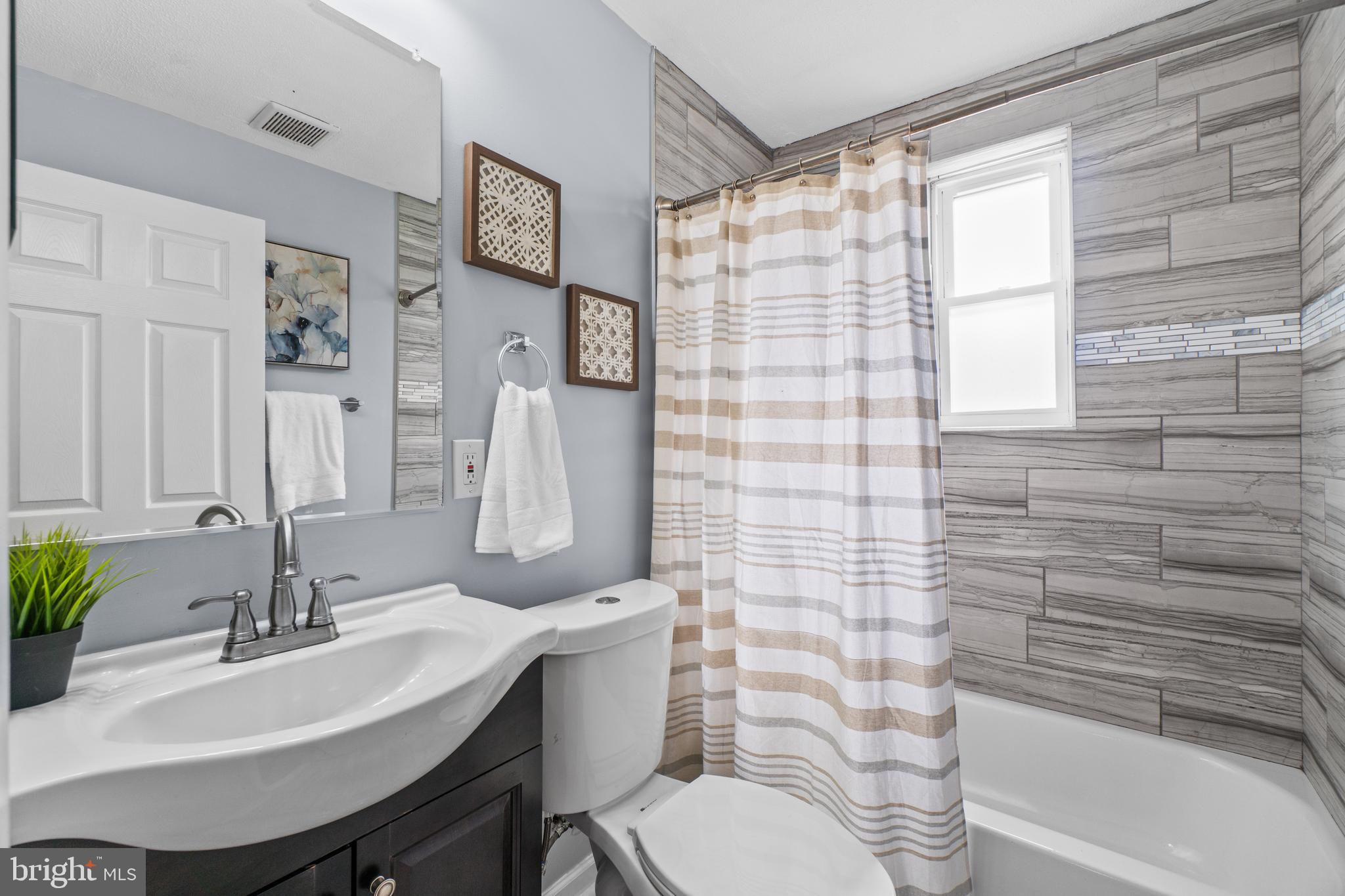 1009 Upton Road Glen Burnie, MD 21060 - Photo 21 of 31 Hallway bathroom with tiled shower and tub