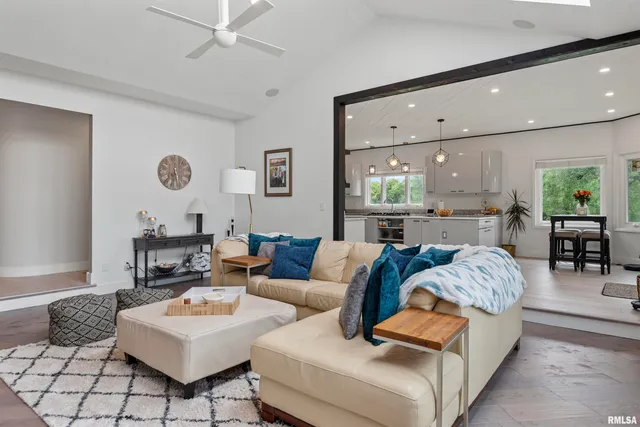 $750,000 | 20 Hickory Ridge Lane, Springfield, IL 62707