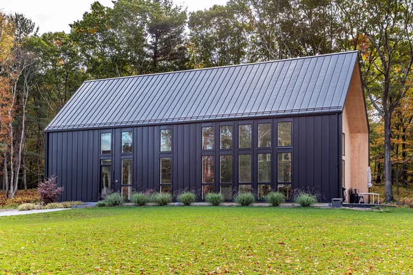 a view of a house with backyard and porch