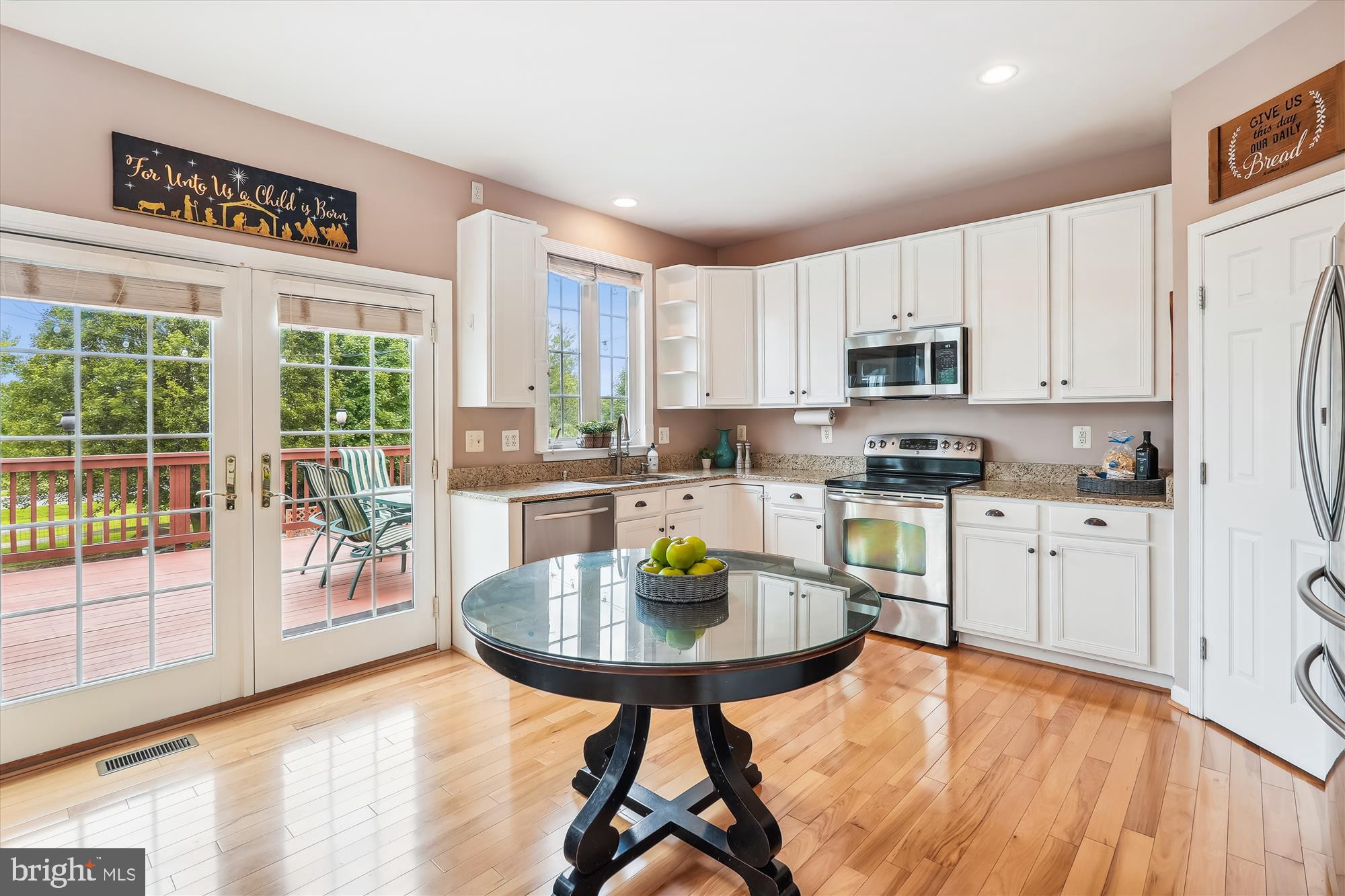17128 Magic Mountain Drive Round Hill, VA 20141 - Photo 2 of 53 Kitchen with granite counters, 42" cabinets
