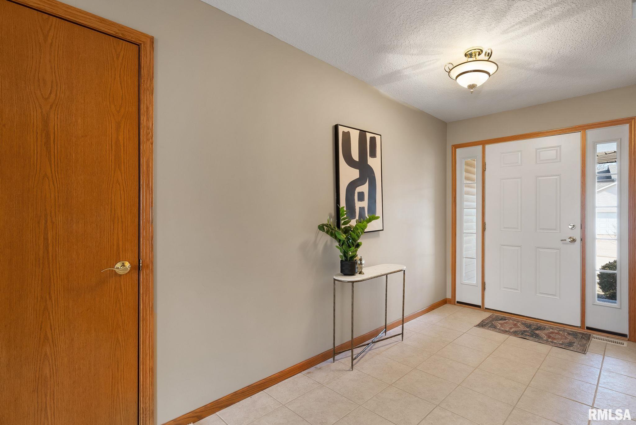2056 Plum Tree Road Bettendorf, IA 52722 - Photo 5 of 44 Gallery Image 5