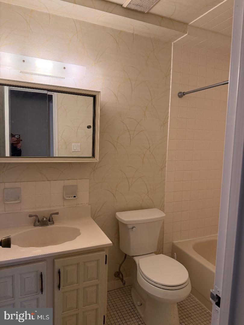 67203 Delaire Landing Road, Unit 203 Philadelphia, PA 19114 - Photo 28 of 43 Full Bathroom with Tub