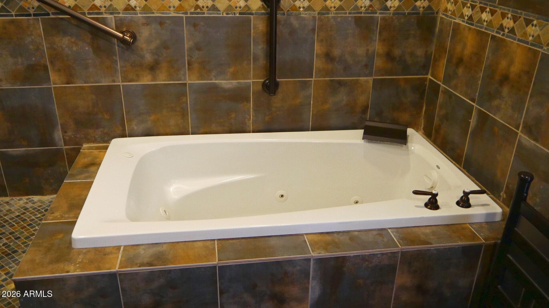 60 Rio Verde Circle Sedona, AZ 86351 - Photo 16 of 28 a bathroom with a bathtub